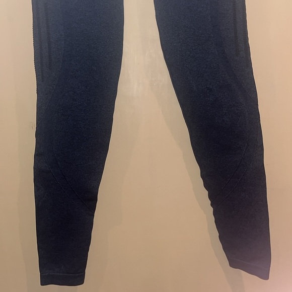 Navy Blue textured leggings / yoga pants with decorative openings size medium - Picture 3 of 9